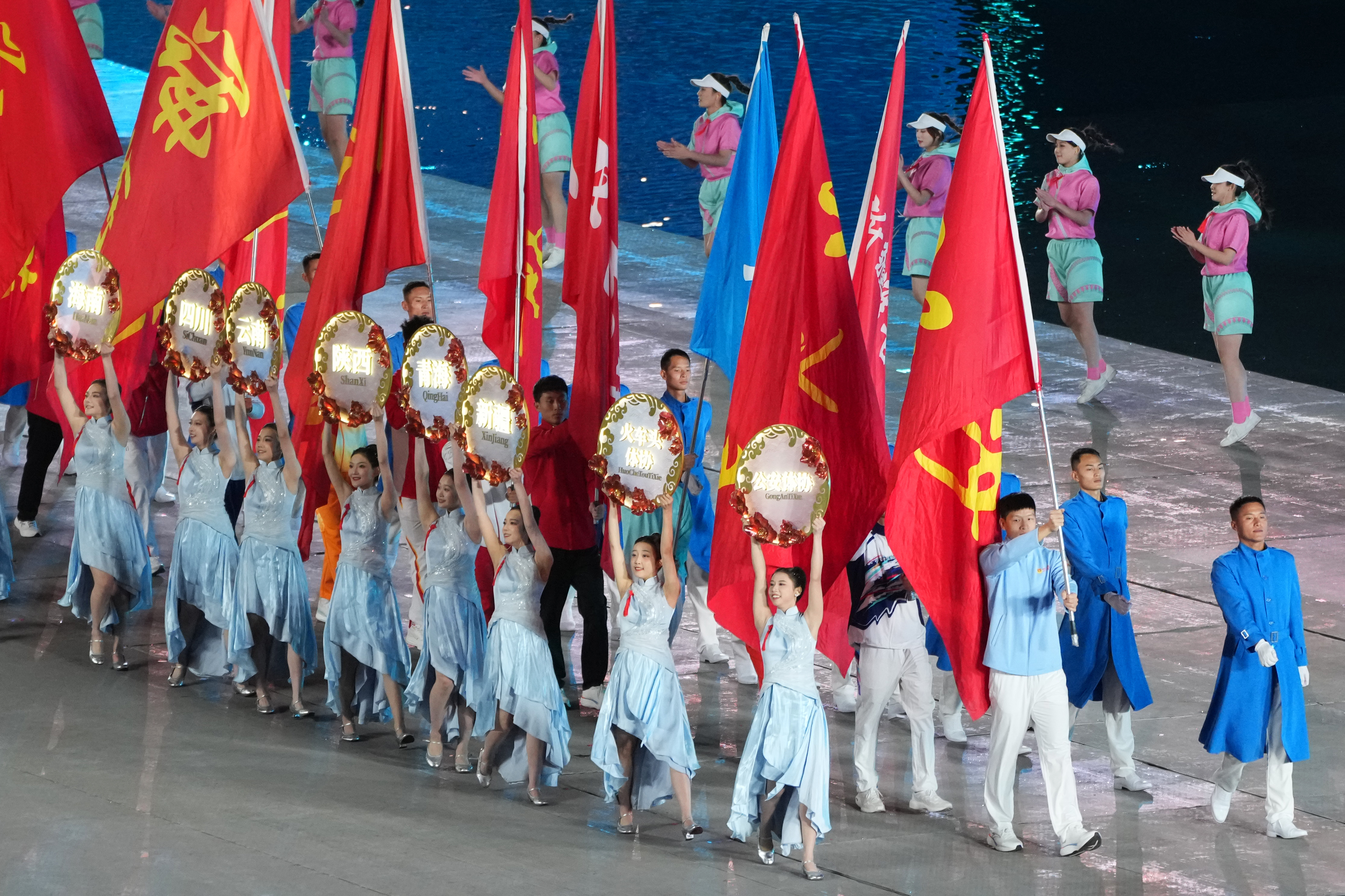 ↑ 参赛团队代表在闭幕式上入场。 新华社记者 陈益宸 摄</p><p style=